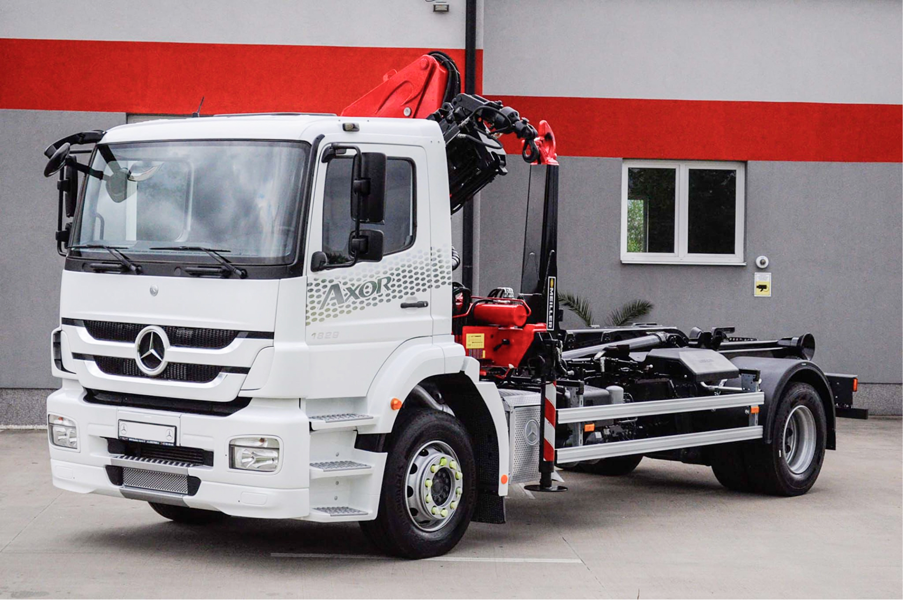 Nákladné auto s hydraulickou rukou Kaba Group Veľké Zálužie