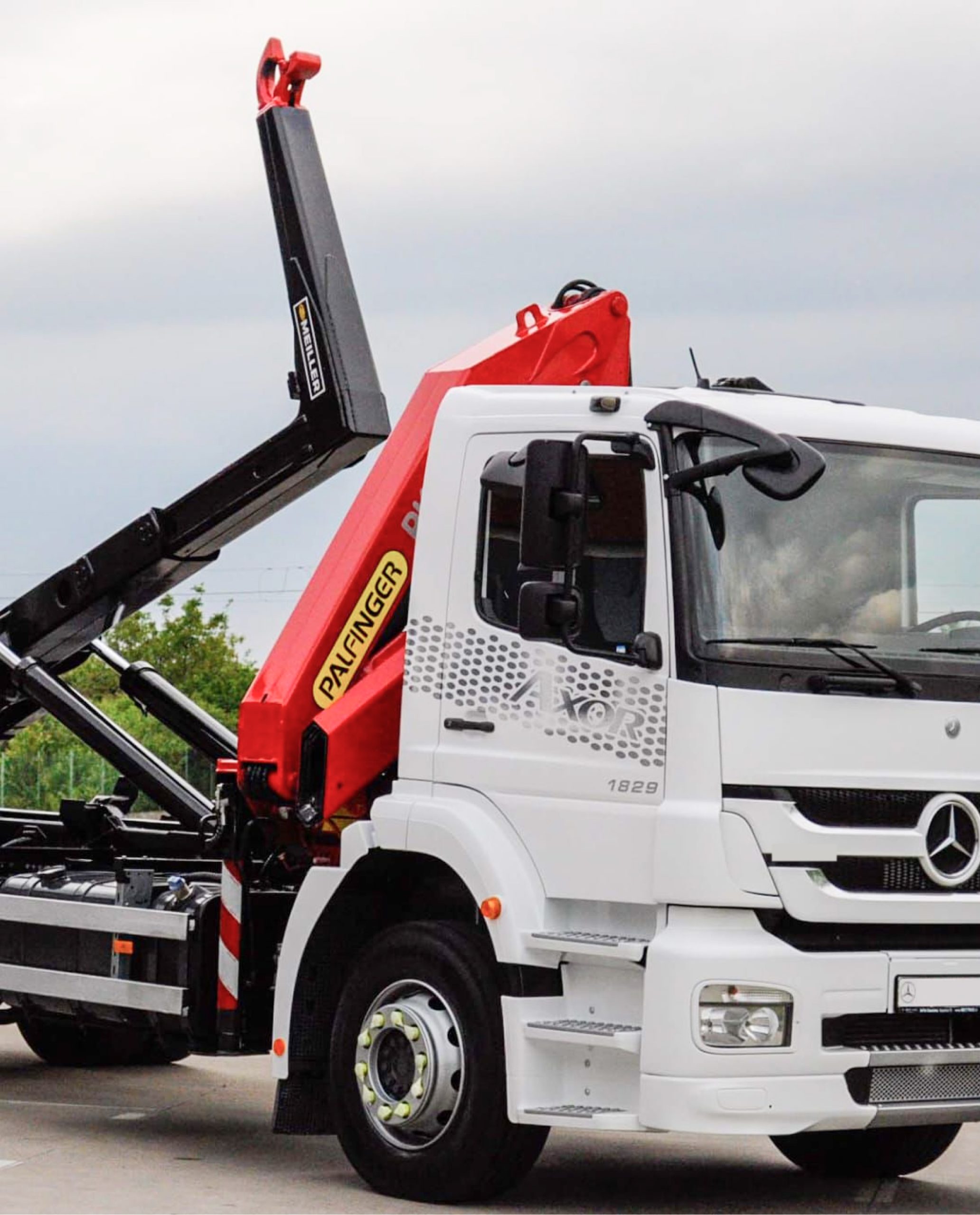 Kaba Group - Odvoz a dovoz materiálu s hydraulickou rukou a kontajnerom