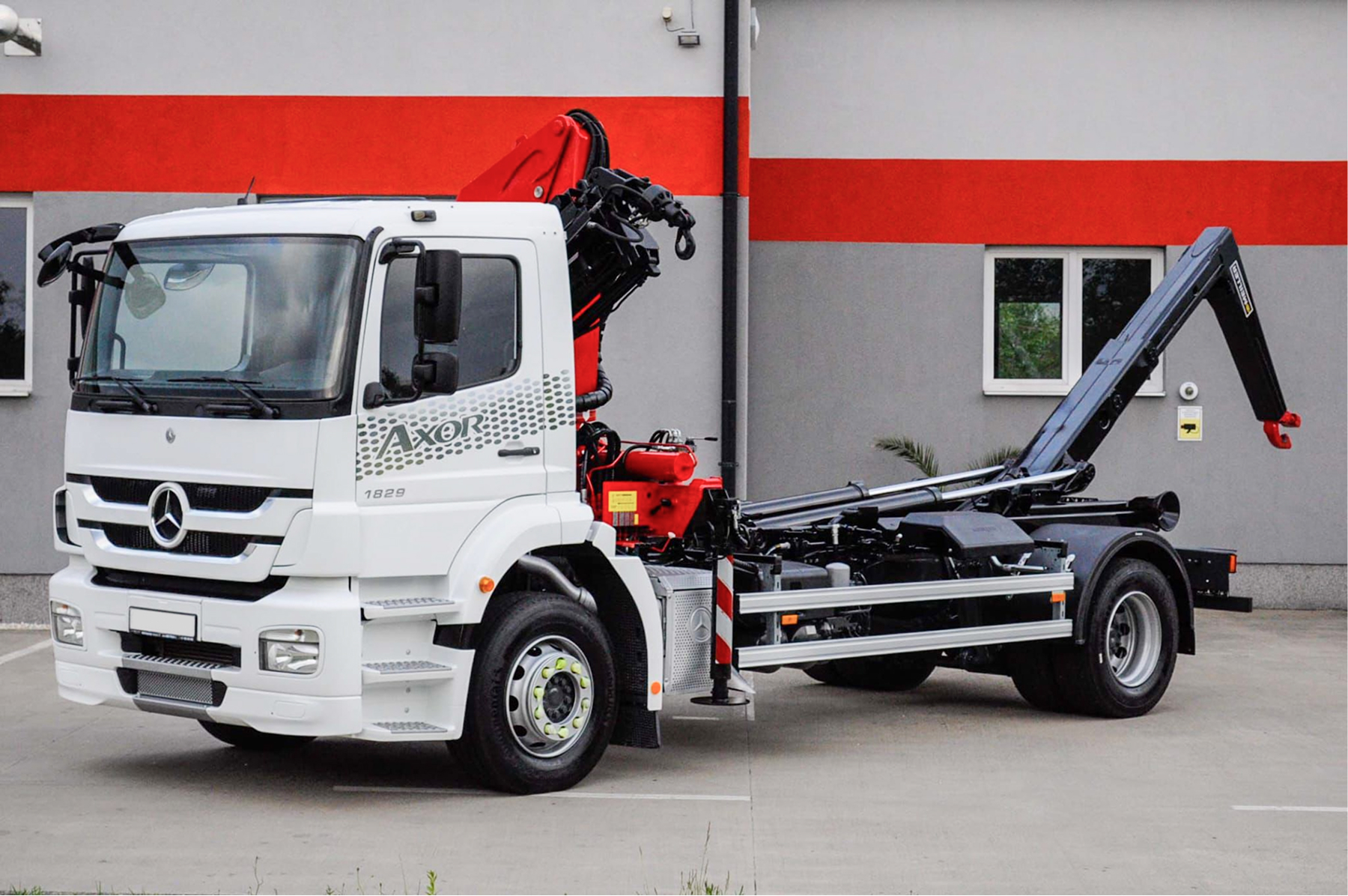 Mercedes Axor s hydraulickou rukou – sila a spoľahlivosť na každú stavbu