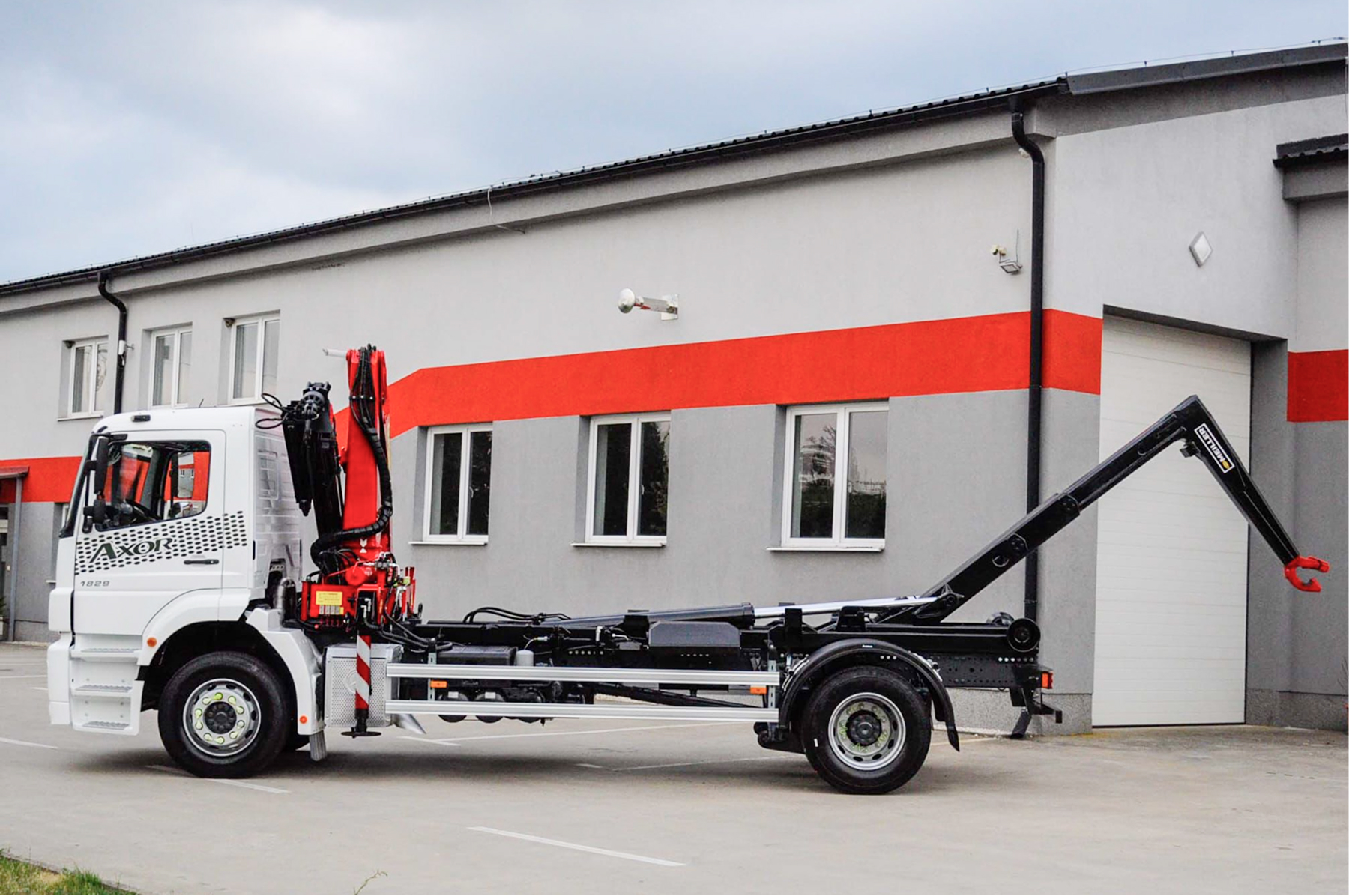 Mercedes Axor s hydraulickou rukou – sila a spoľahlivosť na každú stavbu